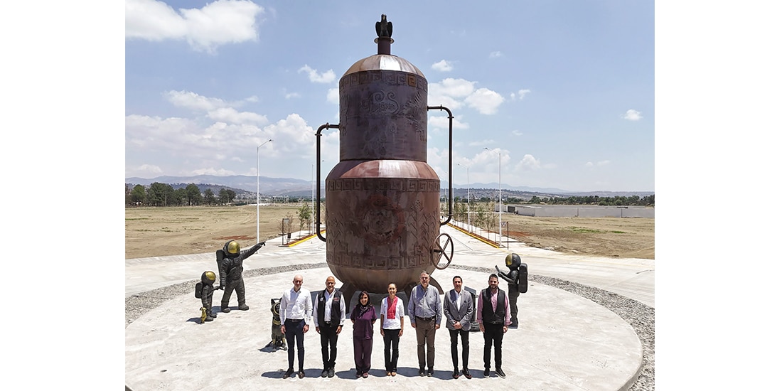 LA PRESIDENTA y la gobernadora de Tlaxcala (centro), ayer, en Huamantla