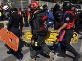 Servicios de emergencia se movilizaron para atender a las personas heridas del choque de trenes del Metro ocurrido entre las estaciones Potrero y La Raza.