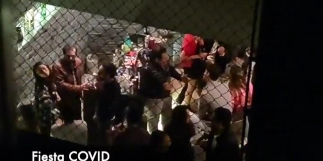 Vecinos de la zona reportaron la reunión en la que no se respetaba la sana distancia.