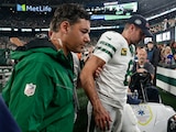 Aaron Rodgers (8), quarterback de los Jets, es atendido en el campo durante el primer cuarto del partido de la NFL en contra de los Bills