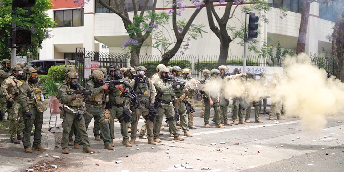 Patrulla Fronteriza lanza gases lacrimógenos en Paramount, el 7 de junio de 2025.
