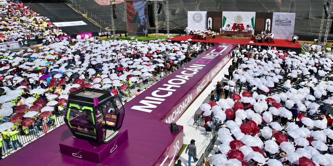 Al centro el Teleférico de Uruapan, obra emblema del tercer año de Gobierno de Ramírez Bedolla.