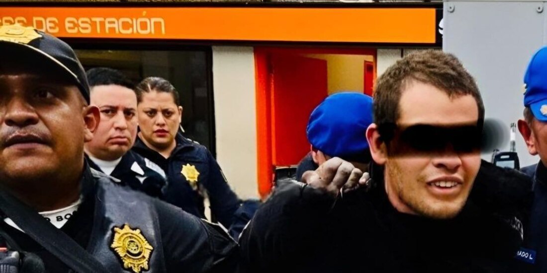 Policías, durante la detención del joven agresor, ayer, en el Metro.