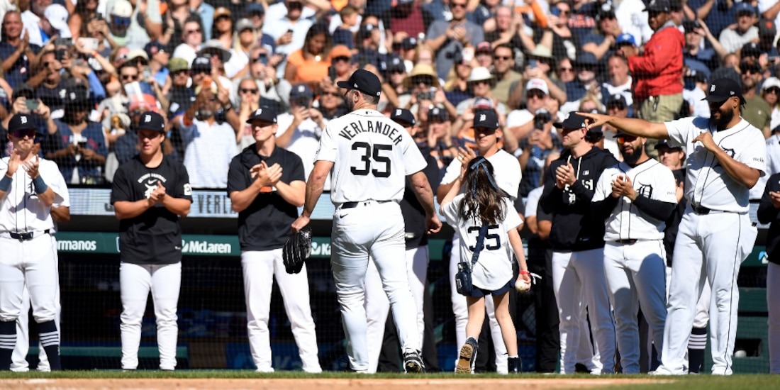 Justin Verlander salió del partido de la mano de su hija.