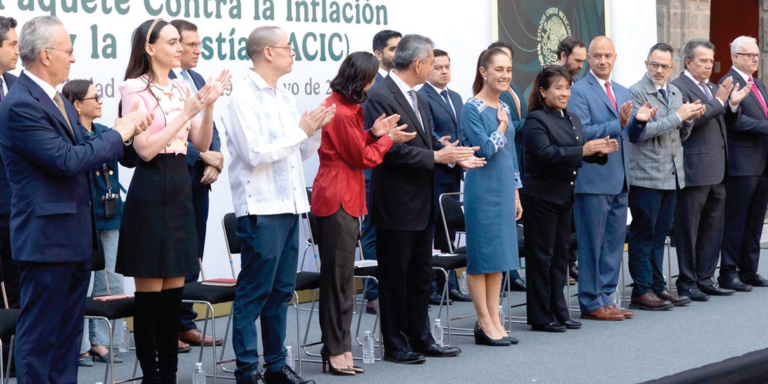 LA PRESIDENTA Claudia Sheinbaum, con empresarios y funcionarios, ayer.