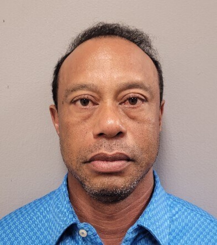 La foto que muestra a Tiger Woods tras su arresto en Florida.