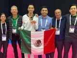 Carlos Navarro y su equipo en el Mundial de Taekwondo