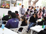 aficionados ven un partido de futbol dentro de un restaurante, en imagen de archivo.