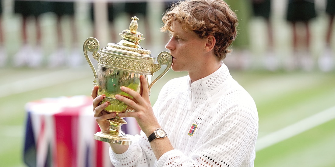 El italiano besa el trofeo, ayer, en Inglaterra.