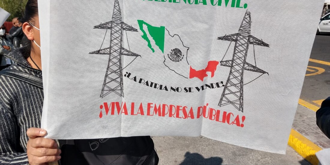 Los manifestantes apoyan a la reforma eléctrica que se prevé aprobar hoy en el pleno.