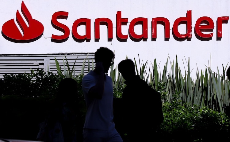 Fachada de una sucursal del banco Santander.