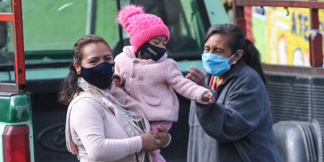 Capitalinas se resguardan del frío