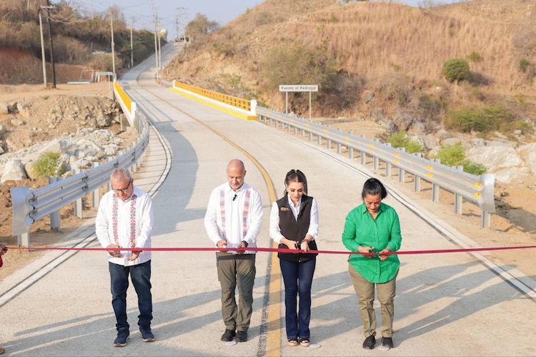 La gobernadora Evelyn Salgado y el titular de la SICT, Jesús Esteva, cortan el listón inaugural del nuevo puente “El Pedregal” en Acapulco.