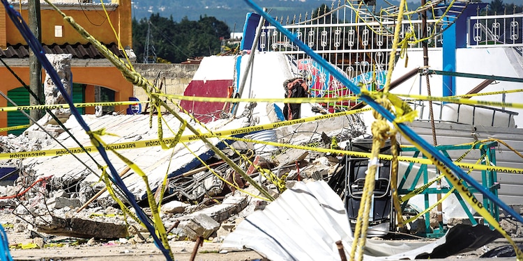 LA EXPLOSIÓN derribó un techo y una barda y sepultó a varias personas.