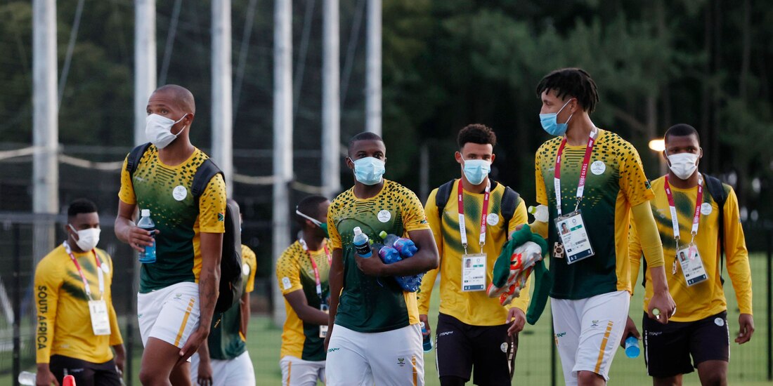 Futbolistas de Sudáfrica, cuyo equipo registró dos positivos a COVID-19 previo al arranque de los Juegos Olímpicos 2021.