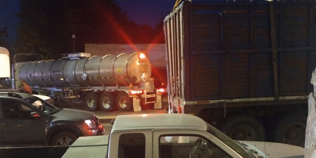 Unidades de carga y pasaje se vieron afectadas, ayer.