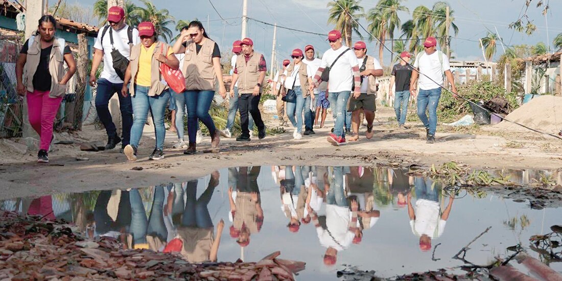 Grupo de servidores públicos que inició los censos casa por casa, ayer.