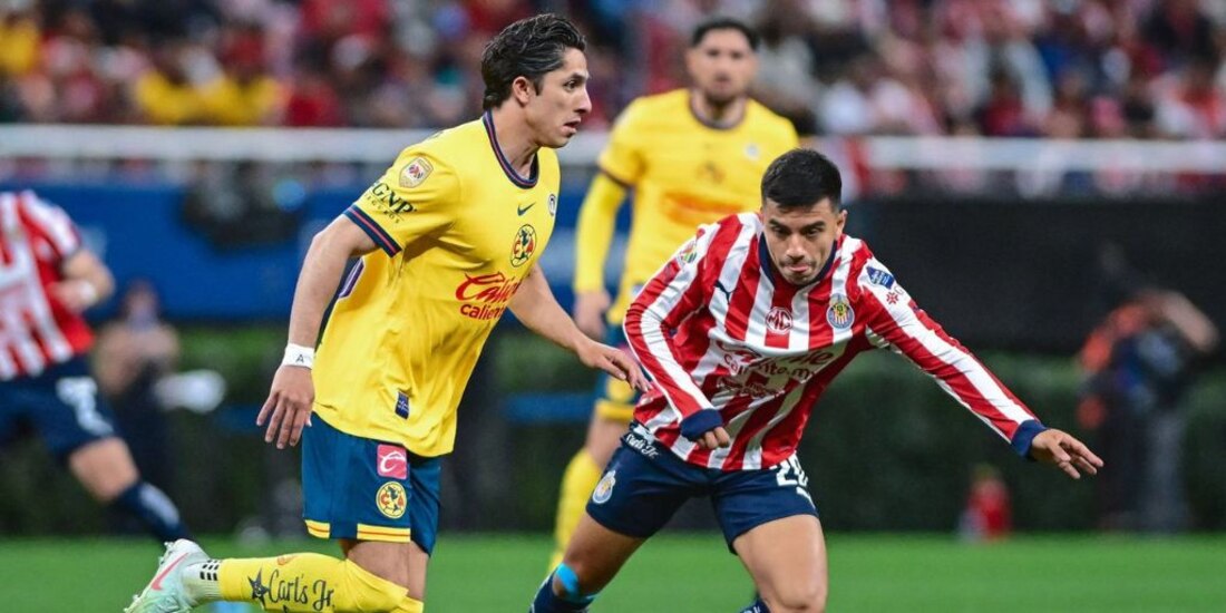 Alan Cervantes y Fernando Beltrán en una jugada del América contra Chivas.