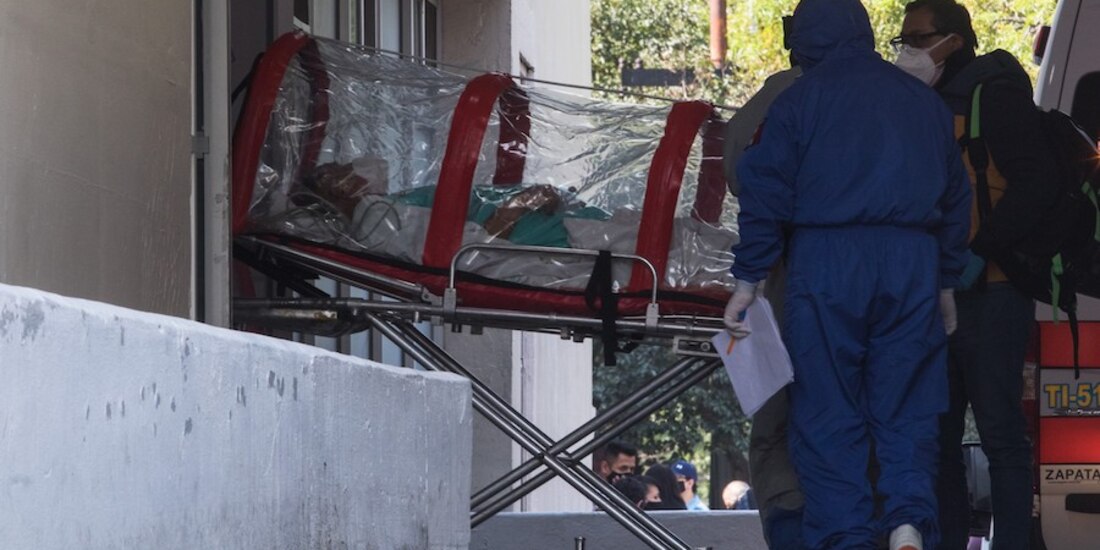 Paramédicos ingresan a un paciente crítico a un hospital de la CDMX, ayer.
