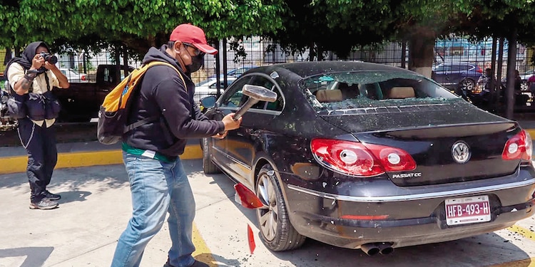 EN GUERRERO vandalizaron 12
autos en el Congreso del estado
