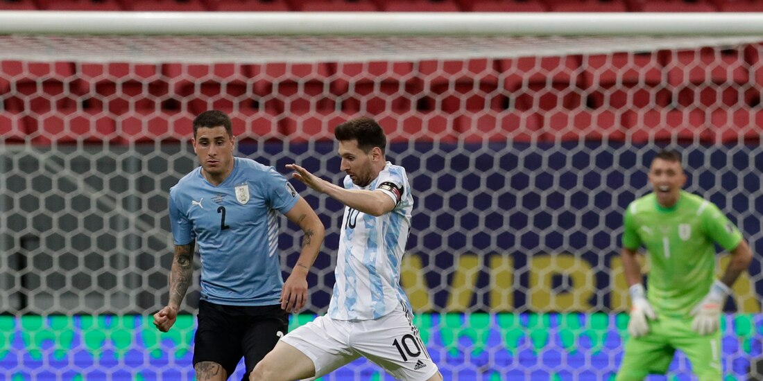 Una acción del duelo entre Argentina y Uruguay