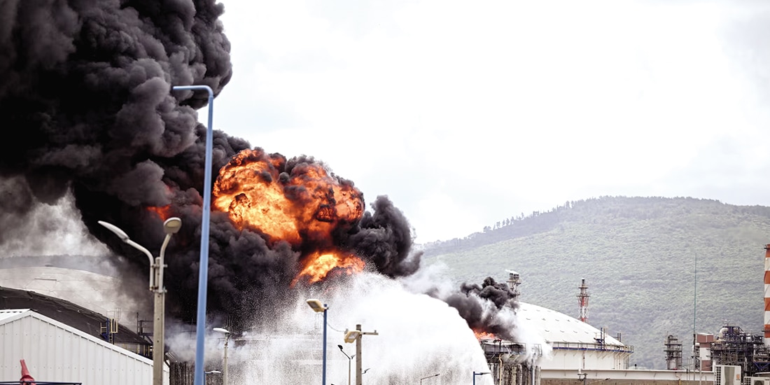 Un camión cisterna de combustible de Israel fue golpeado por escombros de un misil iraní, ayer.