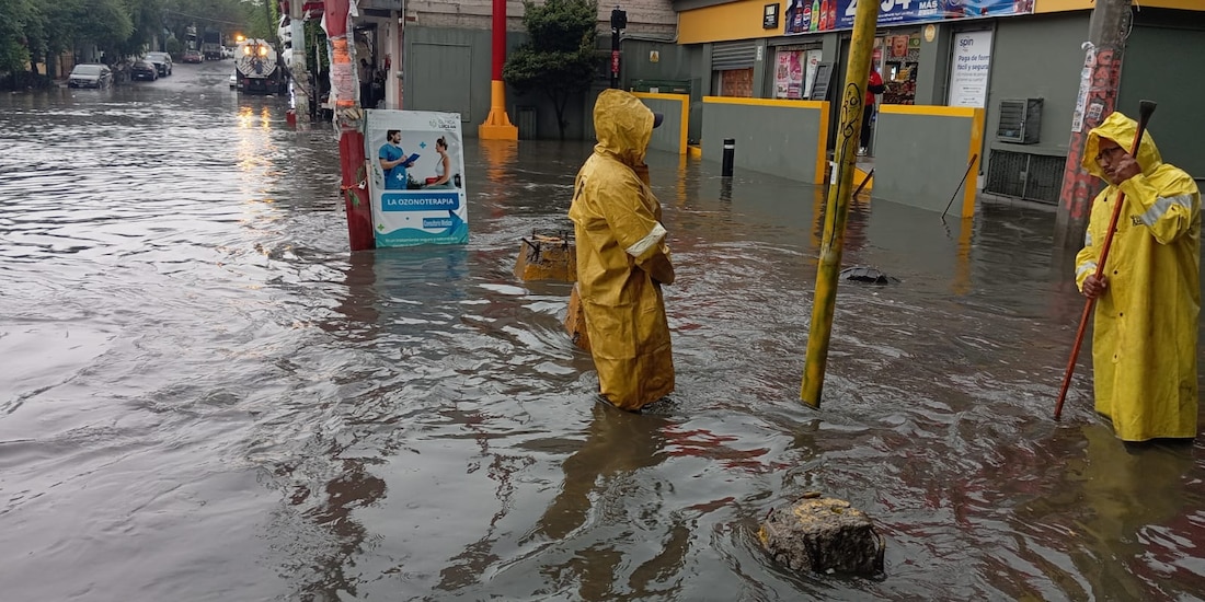 Un encharcamiento por las intensas lluvias de este 12 de mayo en la Ciudad de México.