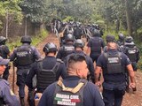 Policía estatal impide intento de maestros para bloquear vías del tren en Michoacán.
