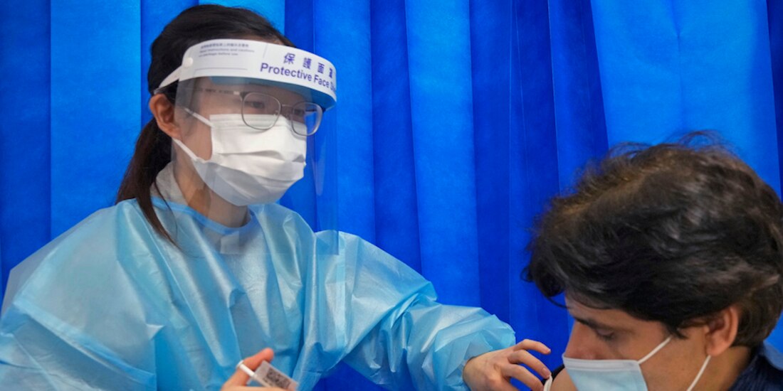 Personal sanitario aplica dosis de refuerzo a la población.