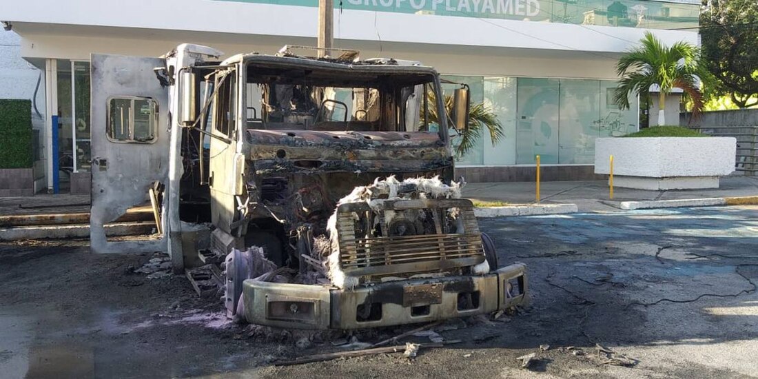 Los sujetos colocaron una manta donde se exigía el pago por derecho de piso al dueño de la clínica.