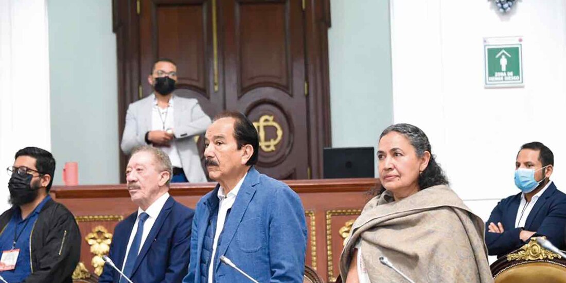 Algunos legisladores escuchan el anuncio de la falta de quorum, ayer.