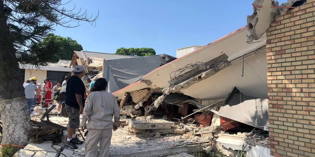 La remoción de escombros continuó ayer en la zona en donde ocurrió el percance.