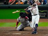 Momento en el que Carlos Correa, de Astros, conecta un home run contra Red Sox.