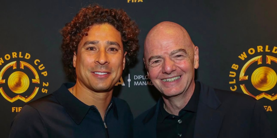 Guillermo Ochoa y Gianni Infantino durante un evento.