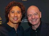 Guillermo Ochoa y Gianni Infantino durante un evento.