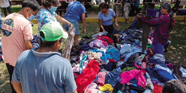 Acopio de ropa en las inmediaciones de la parroquia de la Divina Providencia.