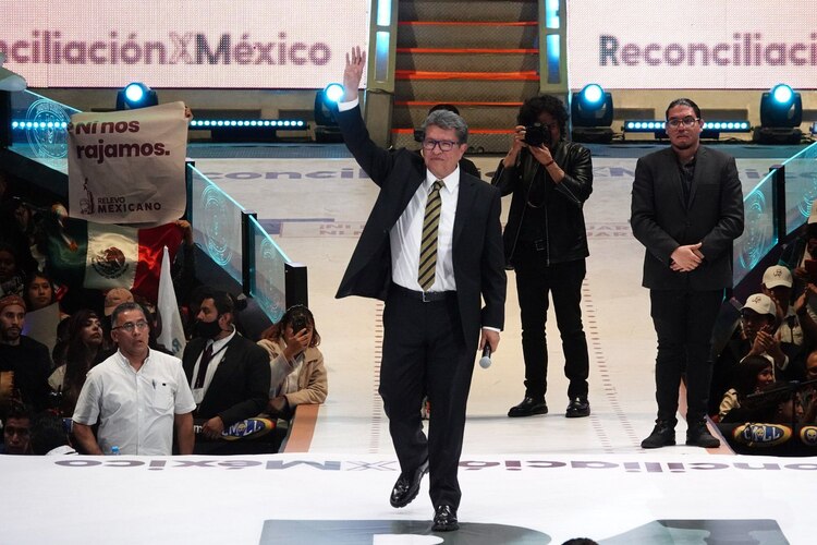 El coordinador de la bancada de Morena y presidente de la Jucopo en el Senado, en la presentación de su proyecto, el sábado 19, en la Arena México.