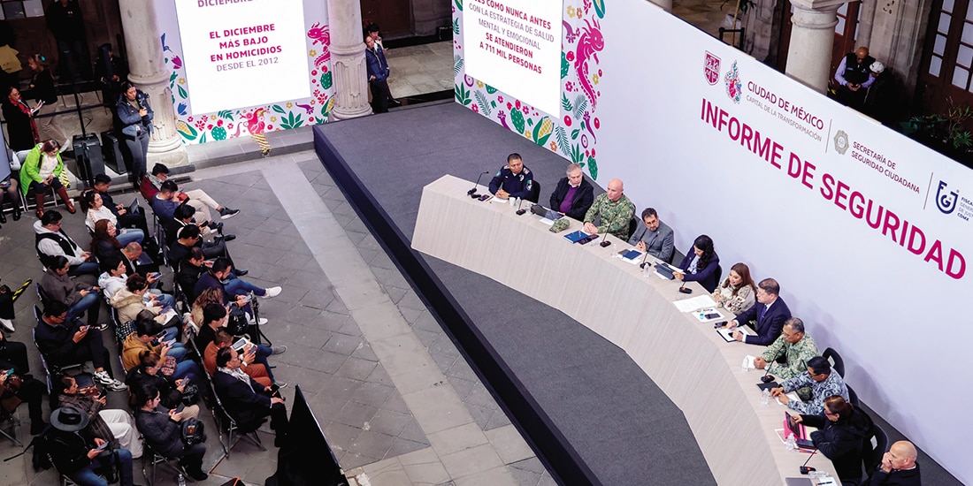 Clara Brugada e integrantes de su gabinete de seguridad, ayer.