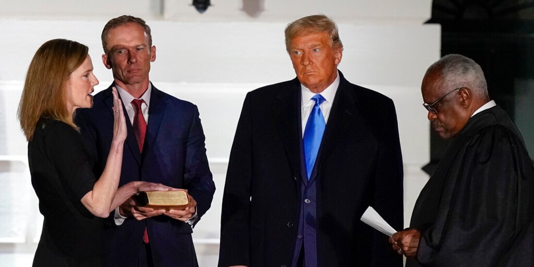 El presidente Donald Trump observa mientras el juez de la Corte Suprema Clarence Thomas administra el juramento constitucional a Amy Coney Barrett en el jardín sur de la Casa Blanca.