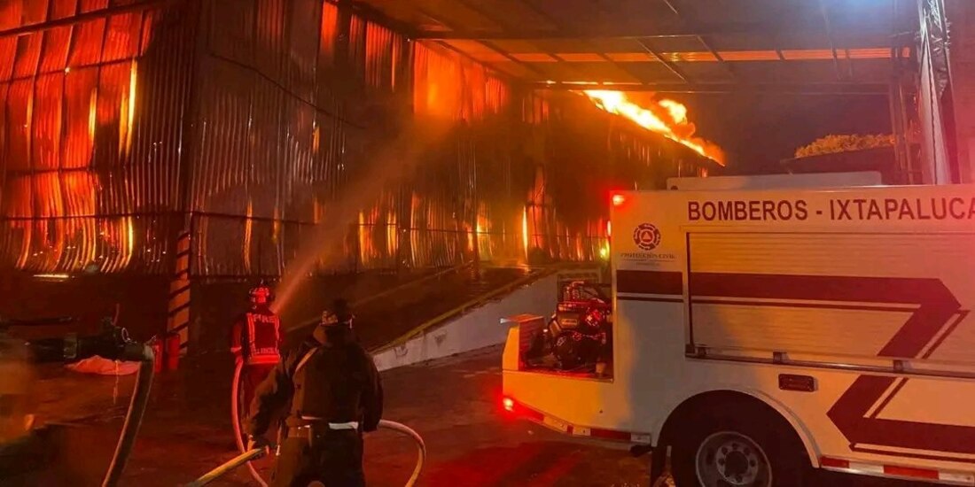 Se registra incendio en fábrica de colchones e Ixtapaluca, Estado de México.