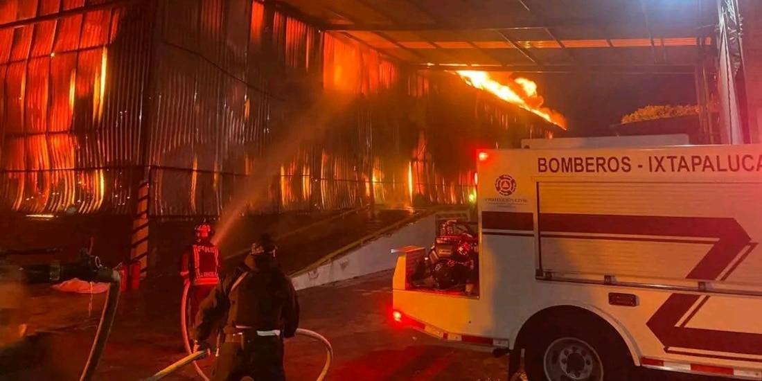 Se registra incendio en fábrica de colchones e Ixtapaluca, Estado de México.