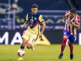 Nico Benedetti controla el balón durante el clásico nacional entre América y Chivas el pasado 19 de septiembre.