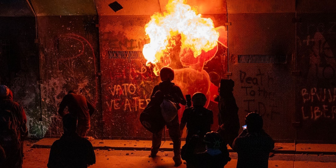 Integrantes del Bloque Negro realizan pintas y destrozos en comercios del Centro Histórico durante marcha del 2 de octubre.