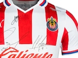 Una playera autografiada de las Chivas