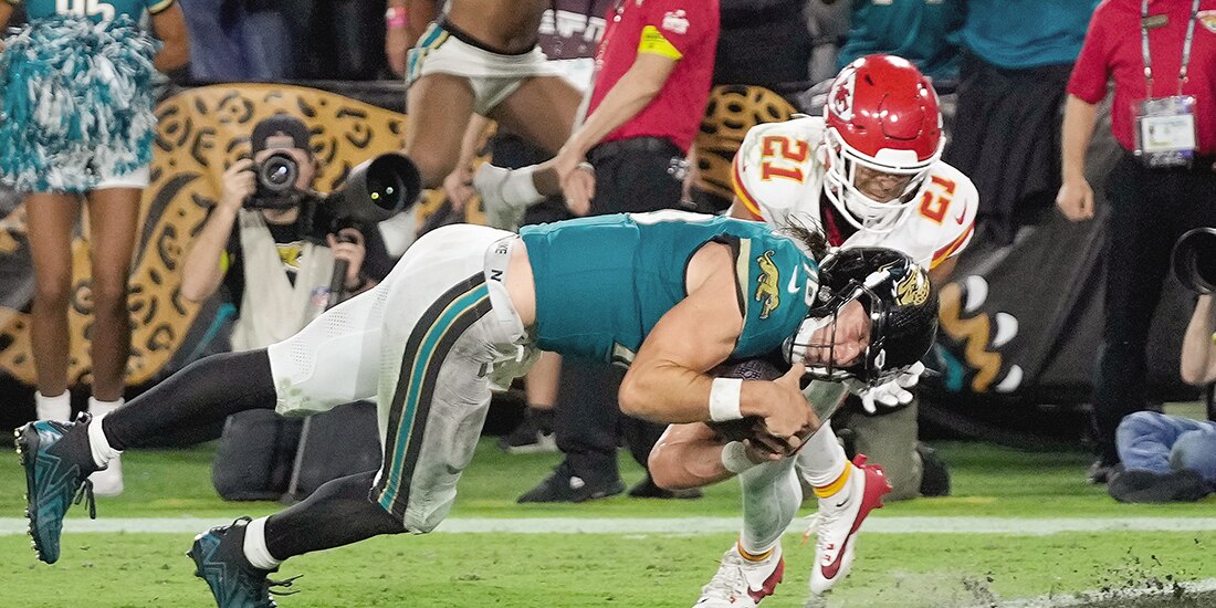 Trevor Lawrence logra la anotación con la que Jacksonville gana, ayer.