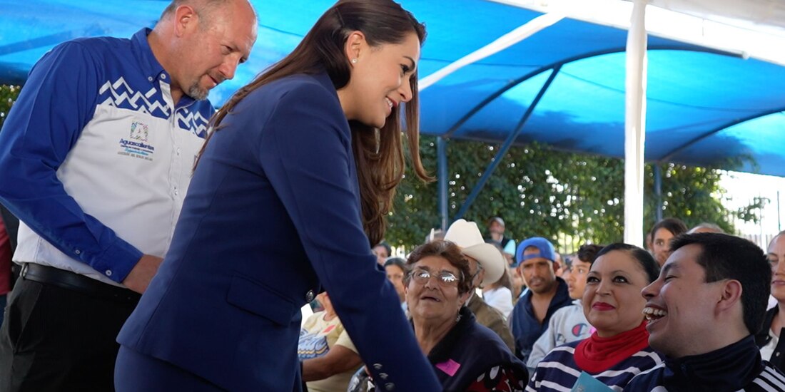 La Gobernadora de Aguascalientes con beneficiarios.