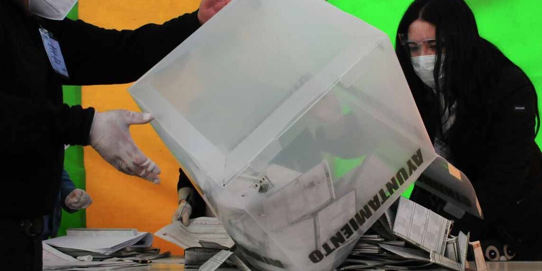 Funcionarios electorales realizan los primeros conteos tras las elecciones en Hidalgo, el pasado 18 de octubre.
