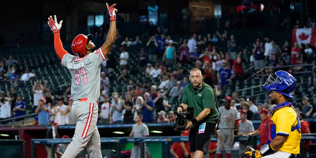 Otto López de Canadá celebra tras conectar un jonrón de tres carreras en la novena entrada ante Colombia en el Clásico Mundial de Beisbol