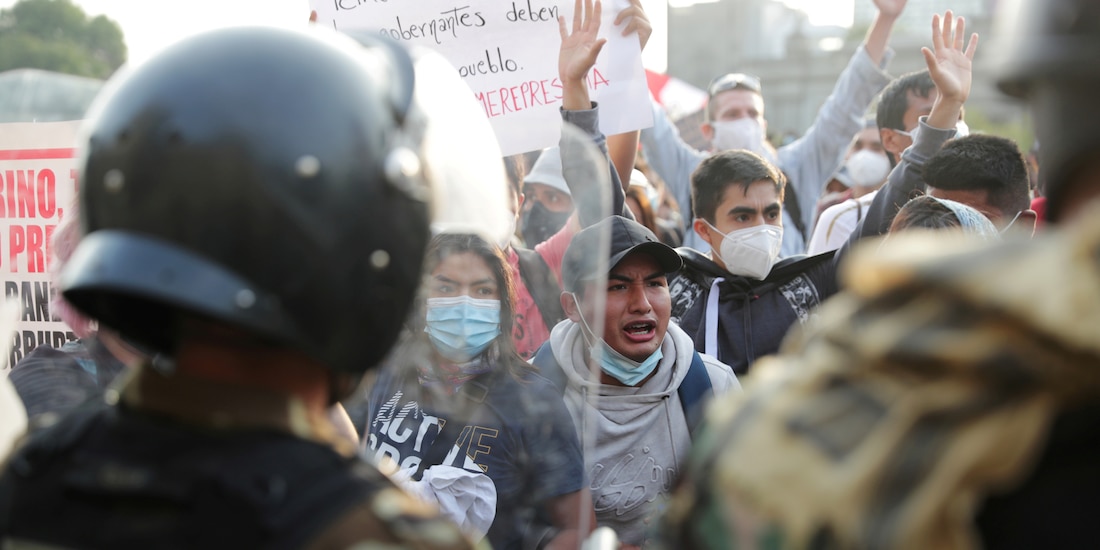 Policía bloquea el paso de manifestantes en Perú