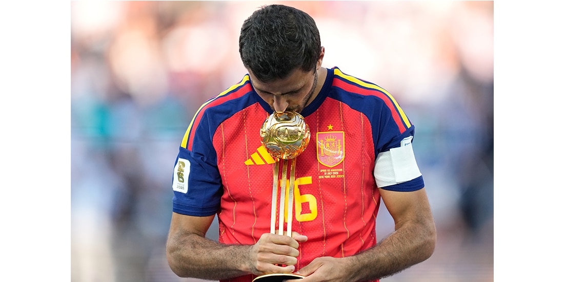 El mediocampista ibérico besa su balón de oro el pasado 19 de julio.